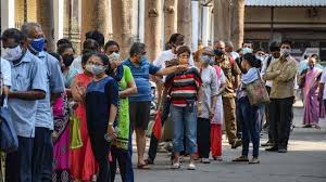 Locals queued up since morning in front of the vaccine centre afraid that they might not receive the vaccine dose afterwards. Covid 19 Bmc Resumes Inoculation Of 45 Today Only For Those Needing 2nd Dose Mumbai News Hindustan Times