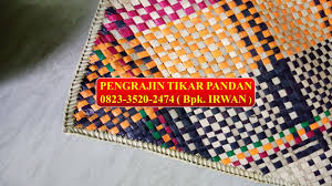 Tikar pandan yang kini mulai langka karena tergusur produk serupa yang lebih modern ,, ternyata masih alas berbahan daun pandan yang dikeringkan itu merupakan hasil kerajinan warga setempat. 8 Ide Jual Tikar Pandan Anyaman Kerajinan Lantai