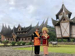 Rumah gadang atau biasa disebut dengan rumah godang merupakan rumah adat suku minangkabau yang mendiami provinsi. Nama Rumah Adat Minangkabau Sumatera Barat Dan Penjelasan