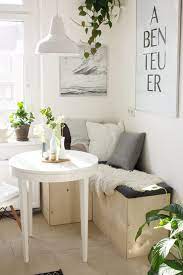sitzecke kleine kueche zimmerpflanzen urban jungle wohnung einrichten esszimmer inspiration einrichtungstipps
