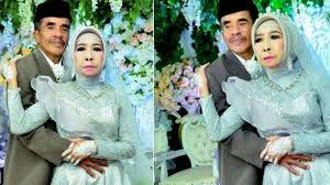 Pernikahan Viral Wanita 56 Tahun Dengan Duda Membuat Warga Net Jodoh Indah Pada Waktunya Warta Kota