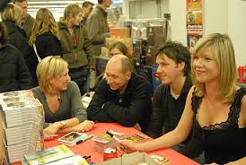 Voor veel jonge vlaamse acteurs betekende wittekerke een belangrijke opstap naar hun verdere carrière. Familie En Wittekerke Acteurs Signeerden Hun Dvd Box Bij Mediamarkt Frontview Magazine