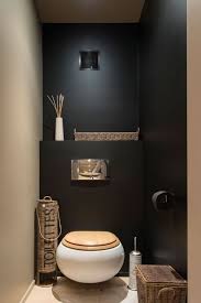 Rangements Des Outils Menagers Dans Des Paniers En Osier Avec Images Deco Wc Suspendu Deco Toilettes Deco Wc