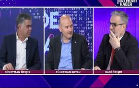 Vatani görevinin ardından hayali olan gazetecilik mesleğini icra etmek için akşam gazetesinde staja başladı. Soylu Dan Suleyman Ve Hadi Ozisik Hakkinda Suc Duyurusu Tr724