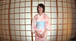 視線を奪う 浴衣と零れ落ちる おっぱい