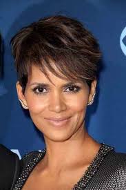 A quaranticinque anni sei una donna matura, questo non significa che hai il volto pieno di rughe, . I Migliori Tagli Capelli Corti Per Donne Over 40 Anni