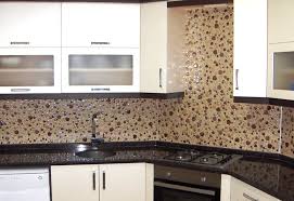 Tezgâh, duvar ve zemin uygulamalarında kullanılan, aydınlık ve lüks görünümüyle tercih edilen karo modellerinden biridir. Mutfak Tezgah Arasi Cam Seramik Modelleri Mutfak Tezgahi Mutfak Dekor