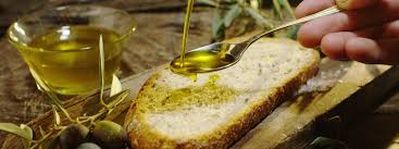 Con un kg di olive si ottengono circa 125 millilitri a un costo medio di 15 euro al litro, in. Olio D Oliva E Olio Extravergine D Oliva Qual E La Differenza