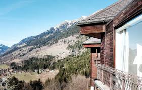 Die 19 doppelzimmer, 1 einzelzimmer und 9 suiten des alpine spa hotel haus hirt vereinen elemente vergangener zeiten mit modernem interieur. Alpine Spa Hotel Haus Hirt Schonste Zeit Magazin