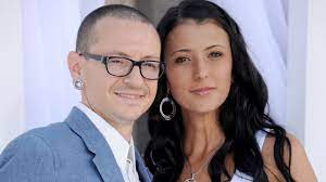 Chester bennington is greatly missed by his six children and widow talinda bennington. R22kajkzwzbyym