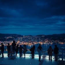 長崎の夜景は実に表情豊かですね。 ＊ ＊ ＊ 10月に開かれた「夜景サミット2012in長崎」で世界新三大夜景として、香港、モナコ、長崎が選ばれました。長崎は、審査の中で特に夜景鑑賞スポットの多さ、夜景魅力向上への取り組みなどが評価されました。 é•·å´Žã® 5å¤§ å¤œæ™¯ã‚¹ãƒãƒƒãƒˆã§ä¸–ç•ŒãŒèªã‚ãŸ1000ä¸‡ãƒ‰ãƒ«ã®å¤œæ™¯ã‚'æ¥½ã—ã‚‚ã†