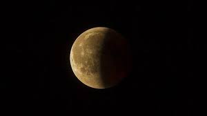 Itu terjadi bila bumi berada di antara matahari dan bulan pada satu garis lurus yang sama, sehingga sinar matahari tidak dapat mencapai bulan karena terhalangi oleh bumi. Saksikan Puncak Gerhana Bulan Penumbra Di Sultra Dini Hari Nanti