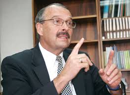 Exministro de Hacienda defiende en libro el manejo fiscal en gobierno de  Arias • Semanario Universidad