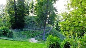 Auf einer länge von fünfeinhalb kilometern verbindet er einzigartig die. Der Heldenberg