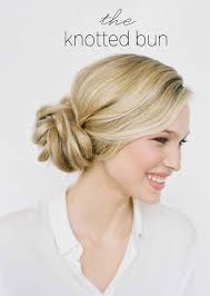 Moño lateral desenfadado