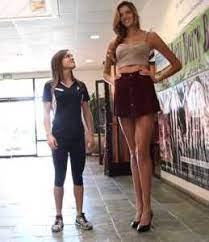 A new york student is set to take the title of the woman with the longest legs in the us. Holly Burt Lives In America And Is 6 Feet 5in Tall