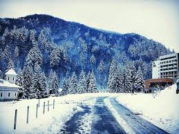 Alti administratori au construit si piscine acoperite sau minicentre spa, unde poti face un masaj sau o baie cu apa sarata, caci centrele de tratament de altadata au fost uitate in mizerie. Sejur Munte Slanic Moldova Hotel Perla