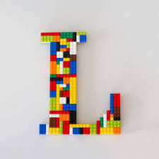 ideas-de-manualidades-con-piezas-lego-letra-decorativa| Handfie DIY