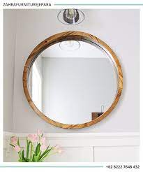 Venetian mirror adalah cermin yang mempunyai desain klasik dan antik yang tidak sekedar digunakan untuk berkaca, melainkan bisa membuat interior rumah anda menjadi lebih cantik dan elegan. Cermin Dinding Minimalis Cermin Bulat Kayu Jati Cermin Dinding Perhiasan Minimalis Cermin