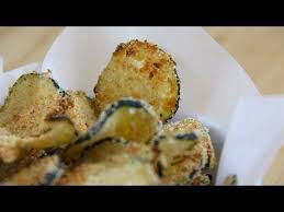 Sottilissime fette di zucchine vengono, infatti, fritte e servite come fossero delle patatine, croccanti e sfiziose. Come Fare Chips Di Zucchine Croccanti Al Forno Spettegolando