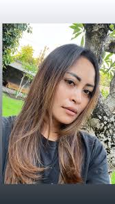 Foto tanpa make up dan foto dengan make up natural🙌 .. sudah terlihat umur  40 an kan?!!!! #mencaricalonsuami 😬🫣🫣