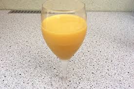 Wer wirklich volles strandfeeling will, höhlt die ananas für seinen drink aus, packt sie über nacht in den. Mango Ananas Smoothie Mit Kokosmilch Rezept Gutekueche At