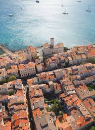 Cette partie du vieil antibes, cernée de remparts, offre de belles perspectives de promenades entre les rues calmes et ombragées, constellées de persiennes provençales. Les Grands Projets Et Evenements De La Cote D Azur Pour 2019