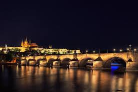 È tra i più famosi monumenti della capitale della repubblica ceca. Kudy Z Nudy Prostreny Karluv Most