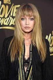 Throwback Popular Hairstyles From The 90 S Wig Hairstyles Hairstyles With Bangs Feathered Bangs