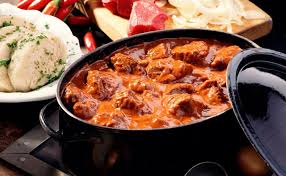 Rindsgulasch Mit Bohmischen Knodeln Rezept Rezept Gulasch Rezepte Rindsgulasch