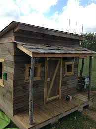 Clubhouse Built From Reclained Decking Pallets Old Hunting Blind And Tree Branches Holzhutte Selber Bauen Paletten Schuppen Gartenhaus