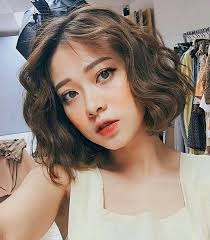 Untuk rambut keriting atau bergelombang, nih, memotong sendiri di rumah pasti lebih sulit. 8 Gaya Rambut Pendek Ikal Agar 10 Tahun Lebih Muda Womantalk Com Line Today