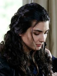 İstanbul özel doğuş okulları'ndan ve mimar sinan güzel sanatlar üniversitesi, sahne dekorları ve kostüm tasarımı bölümünden mezun. Filmografie Von Tuba Buyukustun Filmstarts De