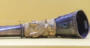 17世纪银胫骨号西藏博物馆藏17th century silver tibia horn tibet museum 银质吹管两截银丝缠绕嵌铜 和绿松石管口和喇叭口鳌头金饰边缘细密联珠纹为密宗吹奏乐器