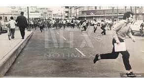 Jóvenes anarquistas permanecen en la plancha del zócalo. Fotos Asi Recuerdan Los 48 Anos Del Halconazo
