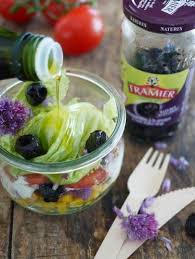 Salade Servie En Bocal Aux Olives Noires Recette En 2020 Recettes De Courgettes Salades En Bocal Salade