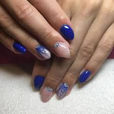 Con este tono de esmalte debes tener en cuenta que el acabado será muy elegante y no muy llamativo, pero lo. Decorado Con Piedras Unas Azules Unas Color Plata Disenos De Unas Flores