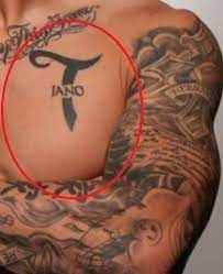 After former patriots star aaron hernandez's murder arrest, police inspected his tattoos to see whether he had any gang ties and found that he has the word 'blood' inked onto his right hand. Aaron Hernandez 36 Tattoos Their Meanings Body Art Guru