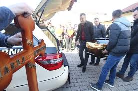 Prema popisu stanovništva iz 2013. Posljednji Ispracaj Davida Dragicevica Suze I Jecaji Ispred Rebrovacke Crkve U Banjaluci Opcija