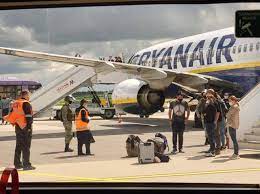 The ryanair flight from athens to vilnius, lithuania, carrying some 170 passengers — among them the journalist, roman protasevich — was flying over belarus when belarusian air traffic. Ryanair Flight Hijacked To Belarus To Arrest A Dissident Corriere It Time News Time News