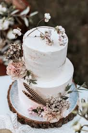 Labude Koln Wedding Cake Hochzeitstorte Decoration With Flowers Feathers Boho Style Weddingcake Torte Vin Hochzeitstorte Hochzeitstorte Blumen Torte Hochzeit