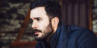 Barış arduç kuzgun dizisinde polis olan babası yusuf cebeci'nin intikamını almak için 20 yıl bekleyen 'kuzgun' karakterine hayat verecek. Kuzgun Dizisinin Basarili Oyuncusu Baris Arduc A Yurt Disindan Odul Magazin Haberleri