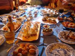 Ya sea para sorprender a tus invitados como también para darte un gusto y salir de la rutina de las gaseosas, el jugo o el vino, hacer tragos en casa puede ser un buen plan para disfrutar en familia o con amigos durante la cena de nochebuena o de año nuevo. Cena De Cumpleanos En Casa Con Amigos Novocom Top