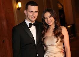 S makhmudem muradovem je teprve několik měsíců, ale už mladá a krásná zpěvačka monika bagárová vedle svého namakaného přítele, uzbekistánského. Bagarova Je Opet Sama Proc Ji Zkrachoval Vztah S Mladsim Hudebnikem Expres Cz