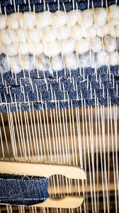 Das ziel ist, die wolle möglichst in seiner ursprungsform zu belassen. Teppich Weben Mit Schafwolle Jute Und Jeans Sandis Kolumne
