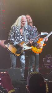 🔥🔥🔥 holy crap!!!@lynyrd_skynyrd_official What a riff!!! #concert  #lynyrdskynyrd #zztop #tour #band #guitarist #rickeymedlocke #2023  #garyrossington #freebird