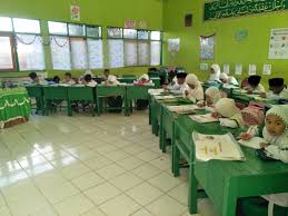 Guru menjadi pihak yang paling bertanggung jawab dalam pengelolaan pembelajaran di ruang kelas. Ubah Suasana Guru Rotasi Tempat Duduk Model Stadium