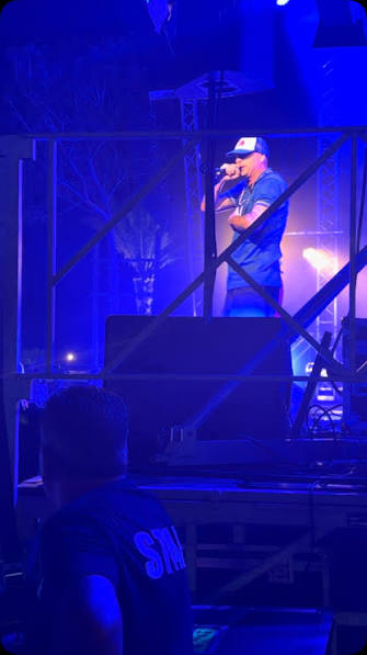 Prima lo spavento, poi gli applausi. È diventato virale il video che  immortala il piccolo incidente capitato a Clementino durante il concerto di  ieri, domenica 2 agosto, in Piazza Marina, a Casamicciola
