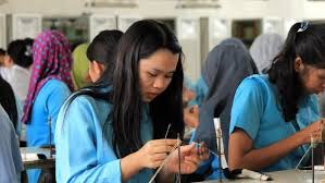 Mensuport bandi, sopir truk yang berani melompat, banting stir meninggalkan zona nyamannya. Kisah Amir Sarjana Teknik Yang Jadi Pengusaha Bulu Mata Palsu