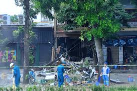 Sounds like a bomb, debris is scattered - Vietnam.vn